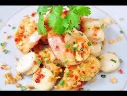 กุ้งปลาหมึกคั่วพริกเกลือ