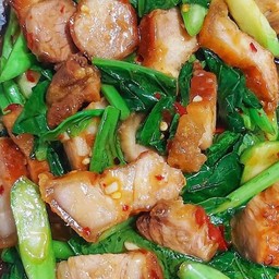 คะน้าหมูกรอบเป็นกลับข้าว