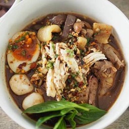 ก๋วยเตี๋ยวไก่ฉีกลูกชิ้นยักษ์ ต้มยำ