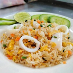 ข้าวผัดปลาหมึก