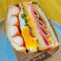 แซนวิช แฮม ไข่ดาว ไส้กรอก
