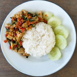 กะเพราลูกชิ้นเอ็นหมู