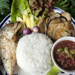 ข้าวน้ำพริกกะปิปลาทูผักสดผักทอด