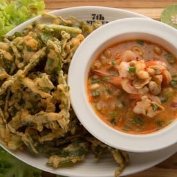 ยำผักบุ้งกุ้งสด