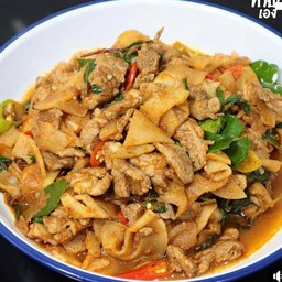 ผัดพริกแกงหน่อไม้ดองใส่ไก่ราดข้าว