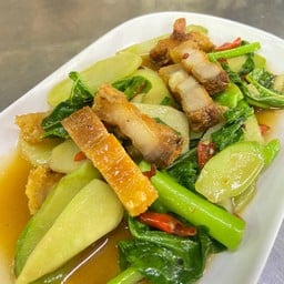 คะน้าหมูกรอบ (กับข้าว)