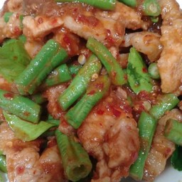 ผัดพริกแกงหมูถั่วราดข้าว
