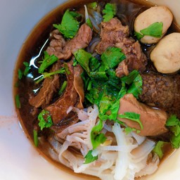 ก๋วยเตี๋ยวรวมเนื้อ