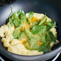 ข้าวไข่เจียวโหระพา