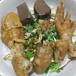 ก๋วยเตี๋ยวไก่ตุ๋นมะระ ศูนย์อาหาร ตลาดวีมาร์เก็ต