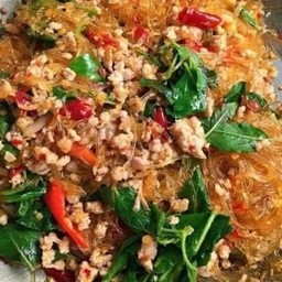 ผัดกระเพราวุ้นเส้น