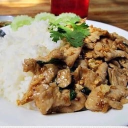 ไก่กระเทียมราดข้าว