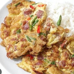 [อร่อยซ่ากับโค้ก] ข้าวไข่เจียวแหนม +  โค้ก ออริจินัล (กระป๋อง) 