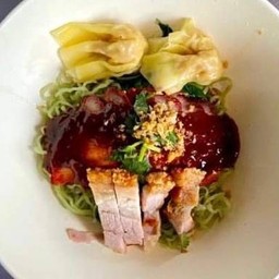 บะหมี่เกี๊ยวหมูแดงหมูกรอบ