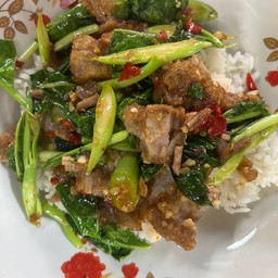 คะน้าหมูกรอบ