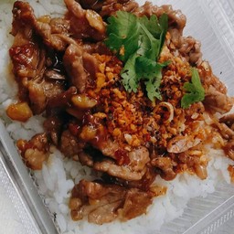 หมูกระเทียมมม ราดข้าว
