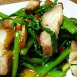 ผัดผักบุ้งหมูกรอบ ราดข้าว