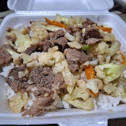 ข้าวราดดอกกะหล่ำผัดหมูชิ้น