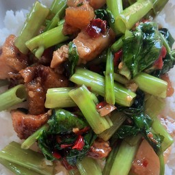 ผัดผัก   บุ้งไทย หมูกรอบ