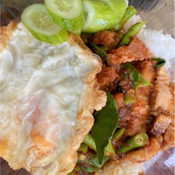 พริกแกงหมูกรอบราดข้าว