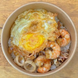 ข้าวกุ้งหมึกทอดกระเทียม
