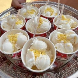 ไอศครีมกะทิสดนิดหน่อย เลยร้านก๋วยเตี๋ยวเรือแม่ปราณี 20 ม. แยก บขส