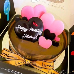 Larna Cake 2 pound with chocolate hearts