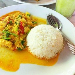 ผัดผงกะหรี่หมูราดข้าว