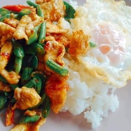 ผักพริกแกงไก่ราดข้าว(ฟรีไข่ดาว)