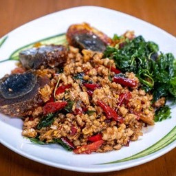 ไข่เยี่ยวม้ากระเพรากรอบ