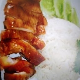 ข้าวหน้าไก่ย่าง + น้ำจิ้มแจ๋ว + สลัด