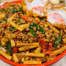 กะเพราหมูสับหน่อไม้ (กับข้าว)