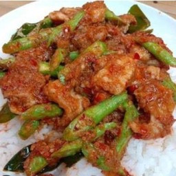ผัดพริกแกงหมูใส่ถั่วราดข้าว