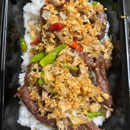 ข้าวเนื้อทอดกระเทียมพริกขี้หนูสด