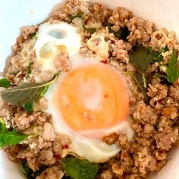ข้าวกะเพราหมูไข่ตอก