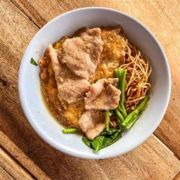 ราดหน้าบะหมี่กรอบหมูนุ่ม LM