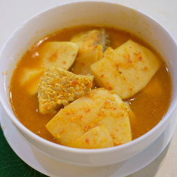 แกงส้มเนื้อปลากระพงยอดมะพร้าว