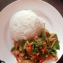 ผัดเผ็ดราดข้าว