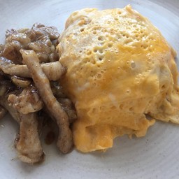 ข้าวหมูกระเทียม+ไข่ข้น