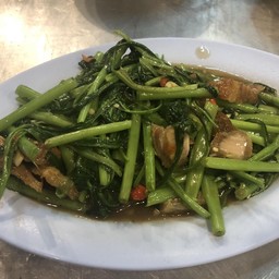 ผักบุ้งไฟแดงหมูกรอบ