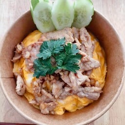 ข้าวหมูหมักกระเทียม