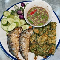 (กับข้าว) น้ำพริกกะปิปลาทูทอดไข่ชะอม
