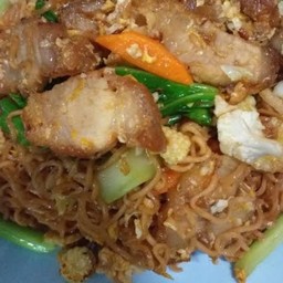 ผัดมาม่าหมูกรอบ