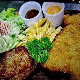 สเต็กหมูนุ่ม + สเต็กปลาดอร์รี่ทอดกรอบ + แป็บซี่ (โปรโมชั่น)