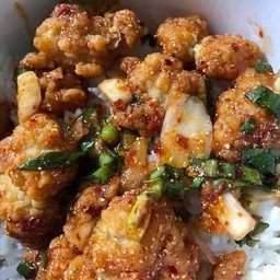 ข้าวยำไก่ป๊อบแซ่บซี๊ด+ซอสทาทาร์