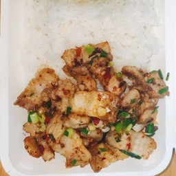 ข้าวหมูสามชั้นคั่วพริกเกลือ