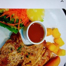 สเต็กหมูพอร์คชอป + ไส้กรอก + แป็บซี่  (โปรโมชั่น)
