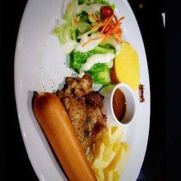 สเต็กหมูนุ่ม + ใส้กรอก