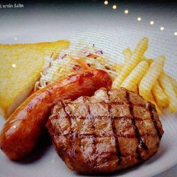 สเต็กหมูพริกไทยดำ + ไส้กรอก