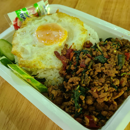 กะเพราหมูสับราดข้าว(ไม่มีใข่ดาว)